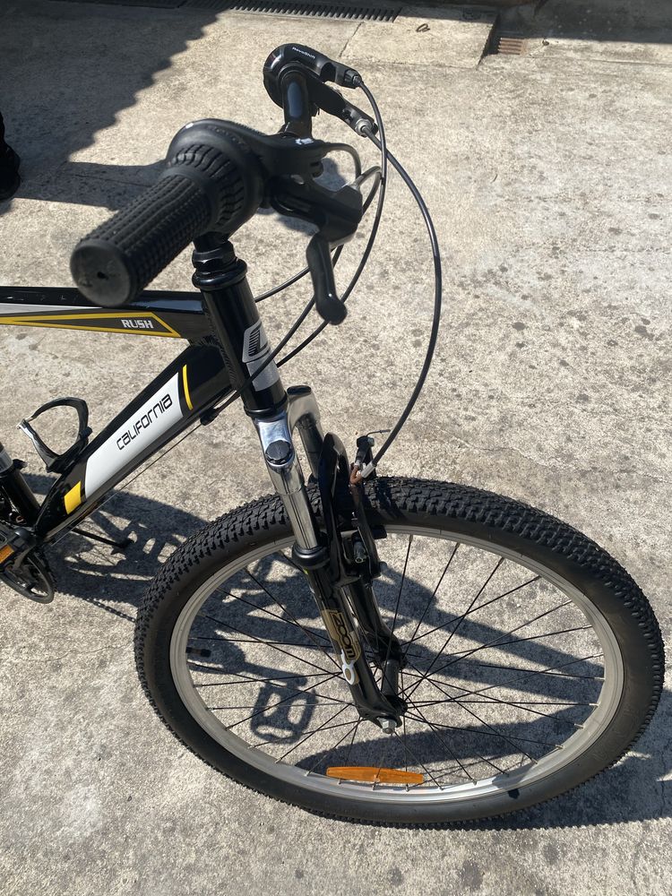 Bicicleta nova com banco para crianca