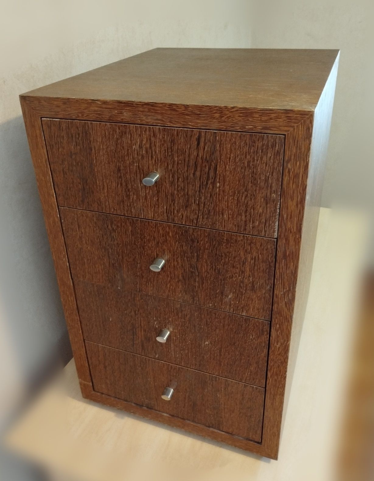 Mesa de cabeceira em madeira