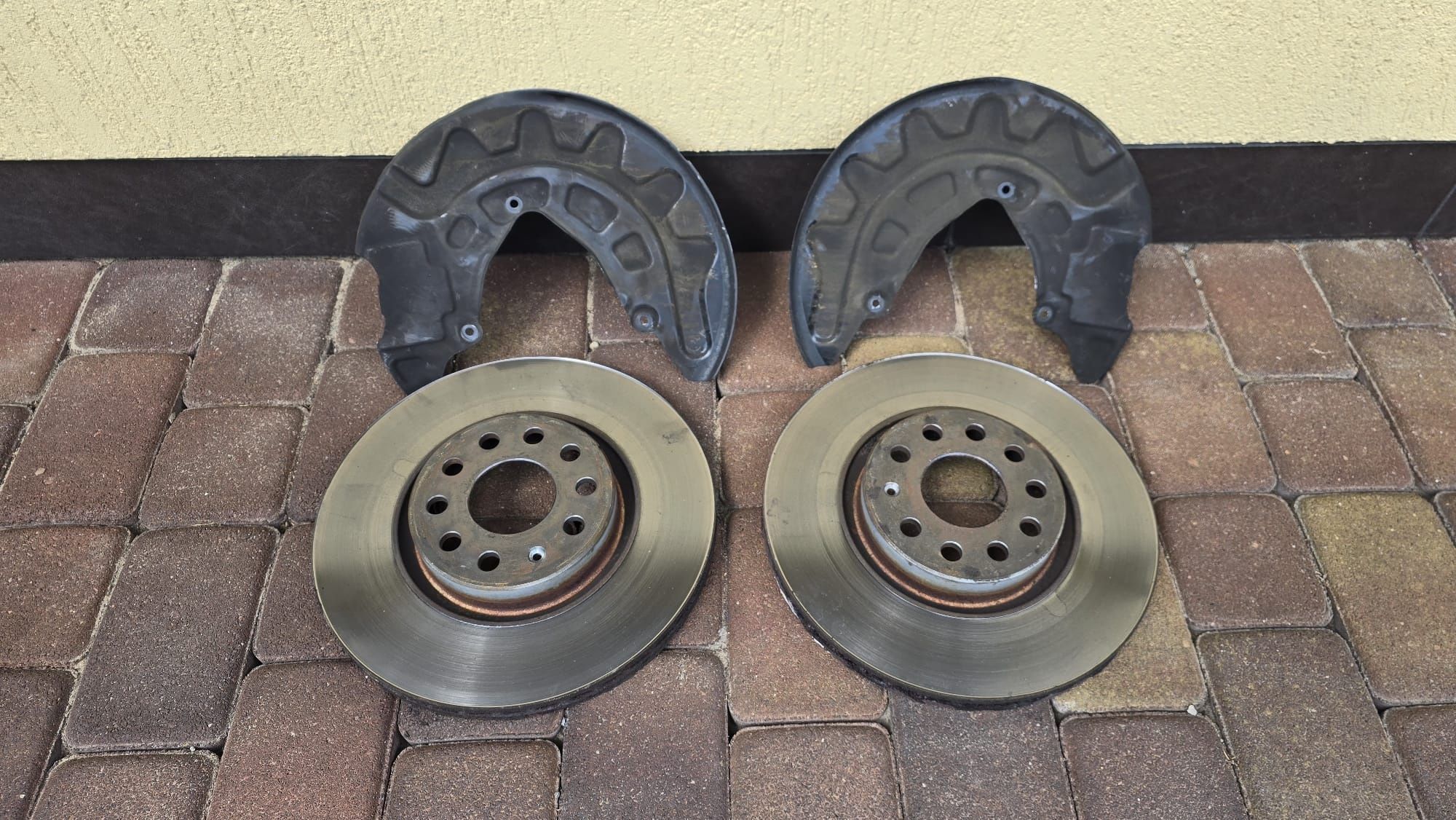 Zaciski tarcze z klockami do Skody Superb 3 Golf Passat Audi- MQB