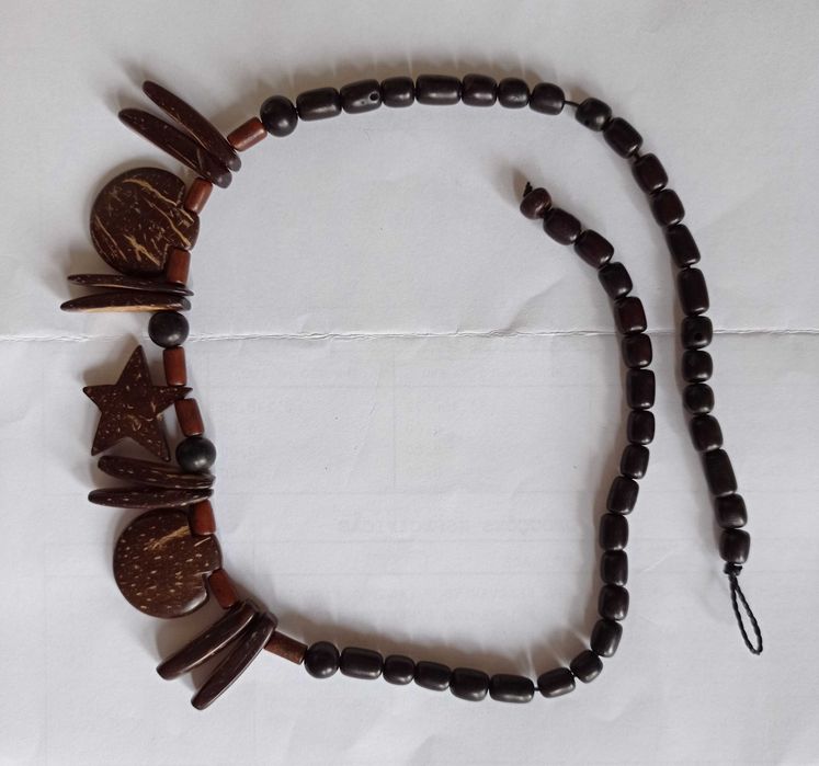 Colar feito com coco