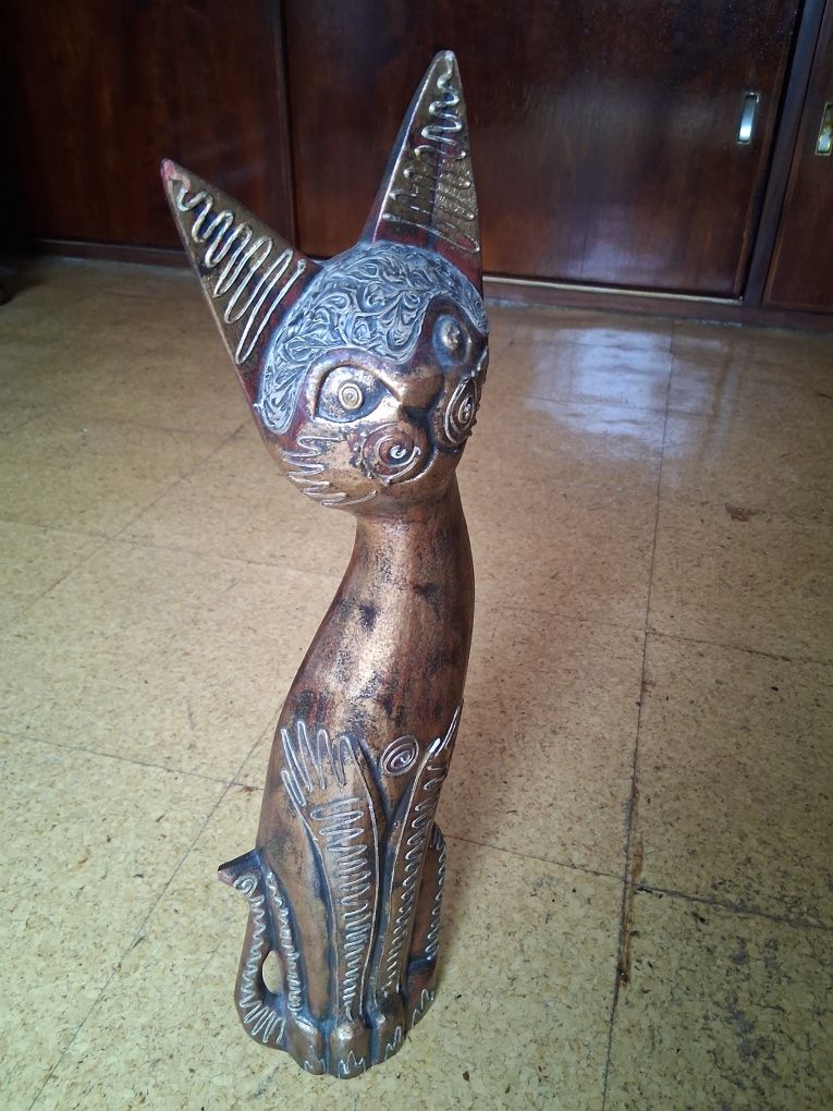 Gato em madeira decorativo