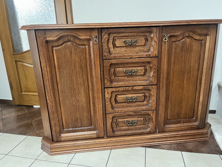 Sprzedam elegancką, solidnie wykonaną komodę w ciemnym kolorze drewna.