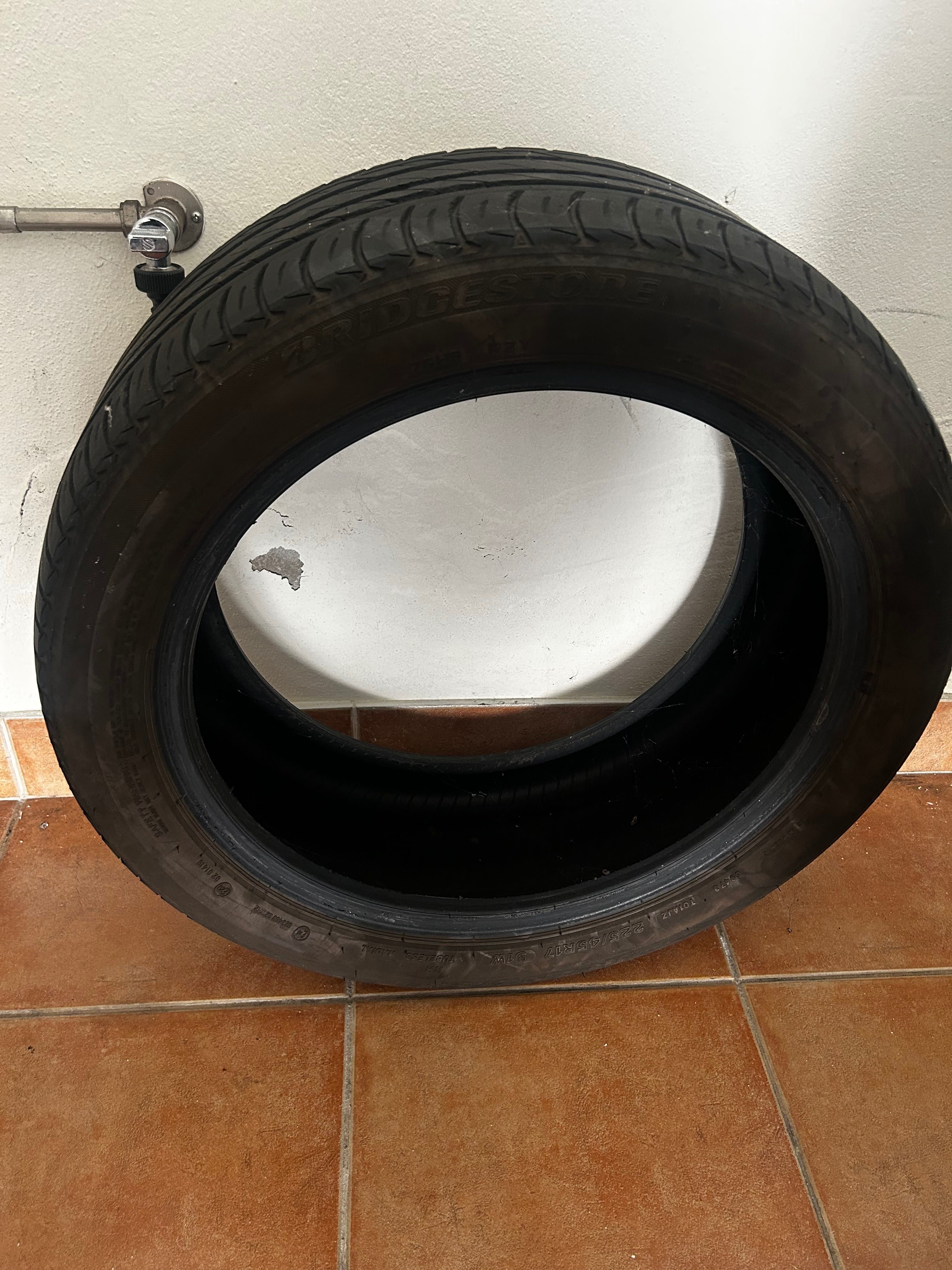 Vendo 2 pneus de carro