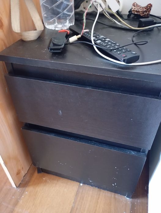 Cómoda preta ikea
