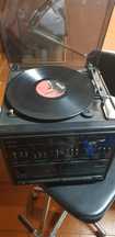 Aparelhagem com rádio, leitor de cassetes e gira-discos