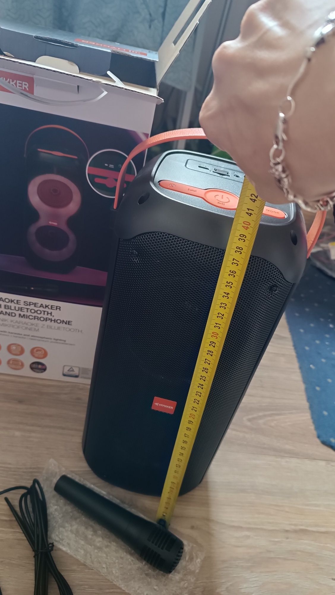 Nowy głośnik Bluetooth z mikrofonem.
