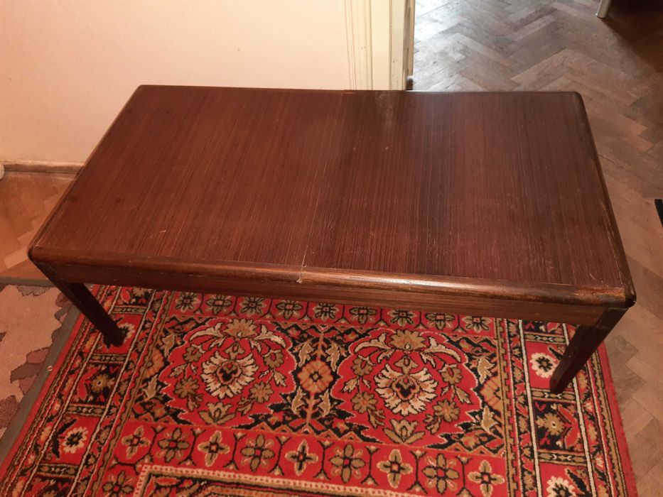 Розсувний журнальний стіл виробництва Болгарії.