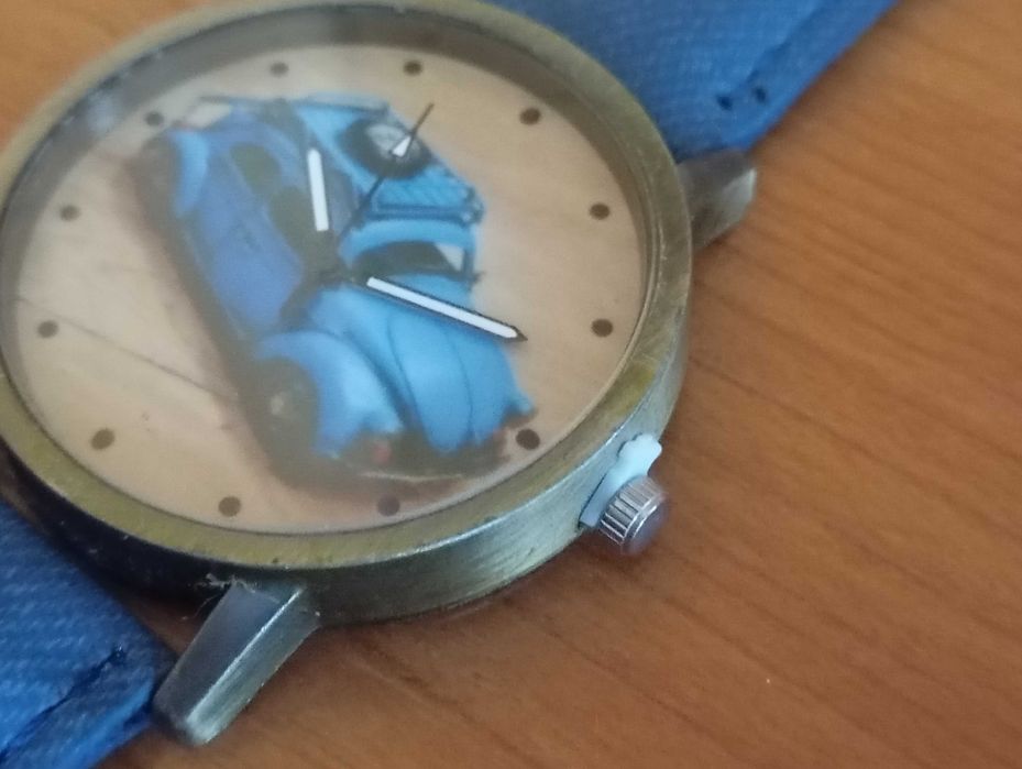 Zegarek na rękę z samochodem