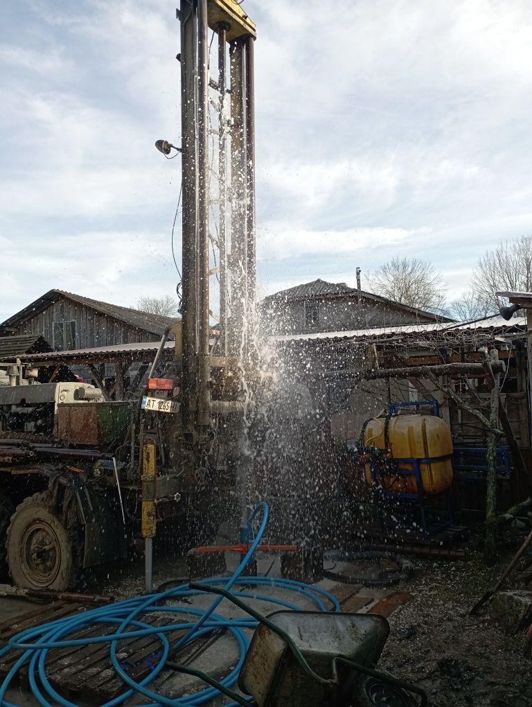 Буріння свердловин на воду, буріння під сваї, буріння в кар'єрах.