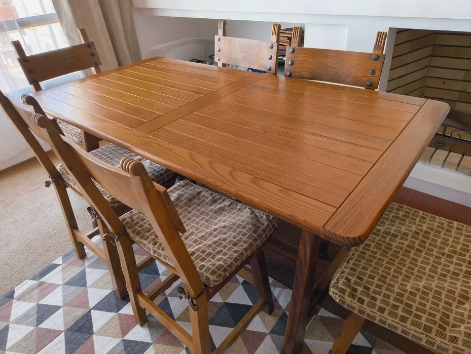 Mesa de jantar e 6 cadeiras em madeira maciça, impecáveis.