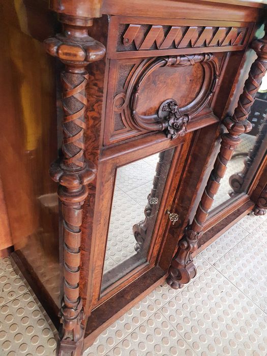 APARADOR PRECIOSO VICTORIANO com imensa personalidade para uma sala