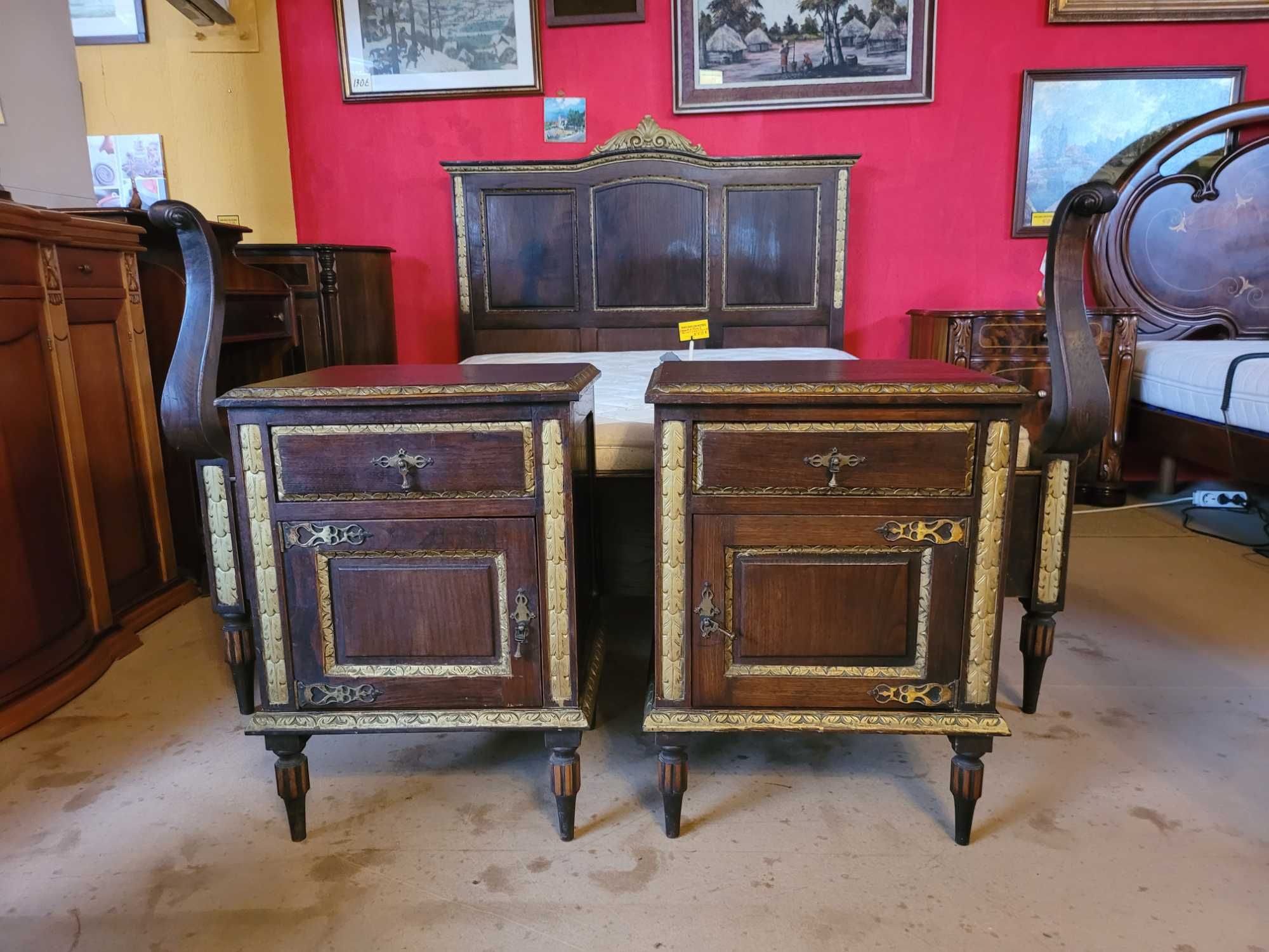Muito bonito conjunto de cama antiga com duas mesas de cabeceira