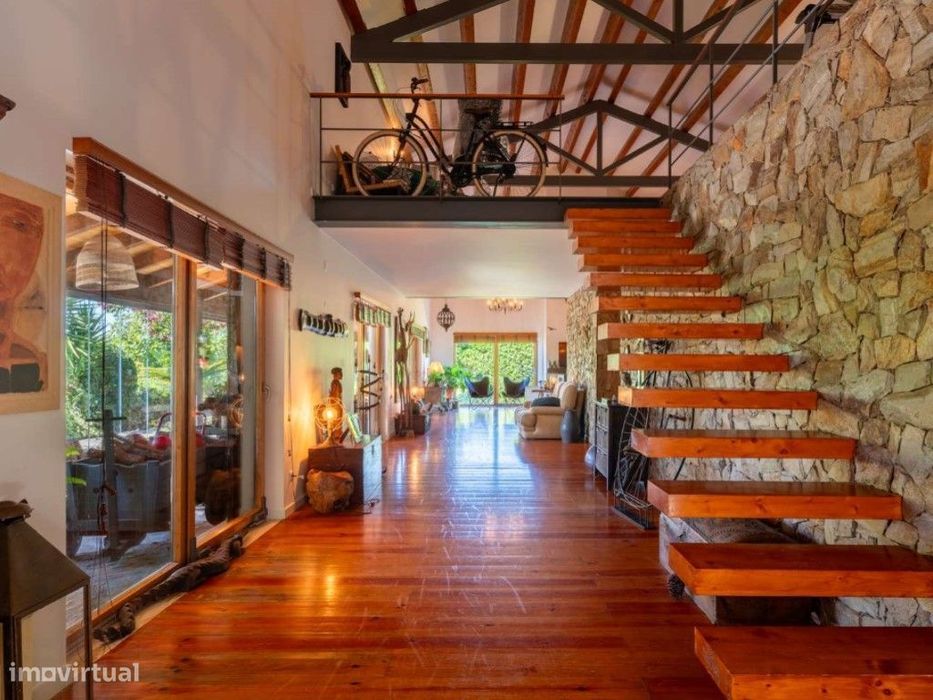 Moradia T3+1 de estilo rústico e com piscina em Sintra