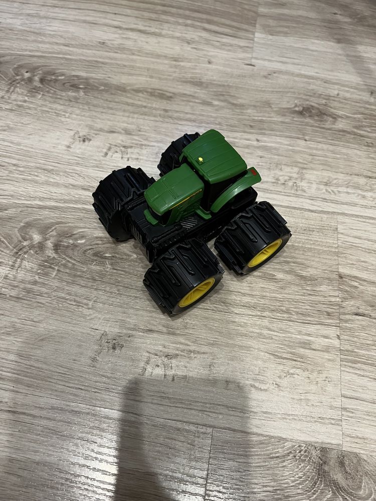 Трактор  John Deere