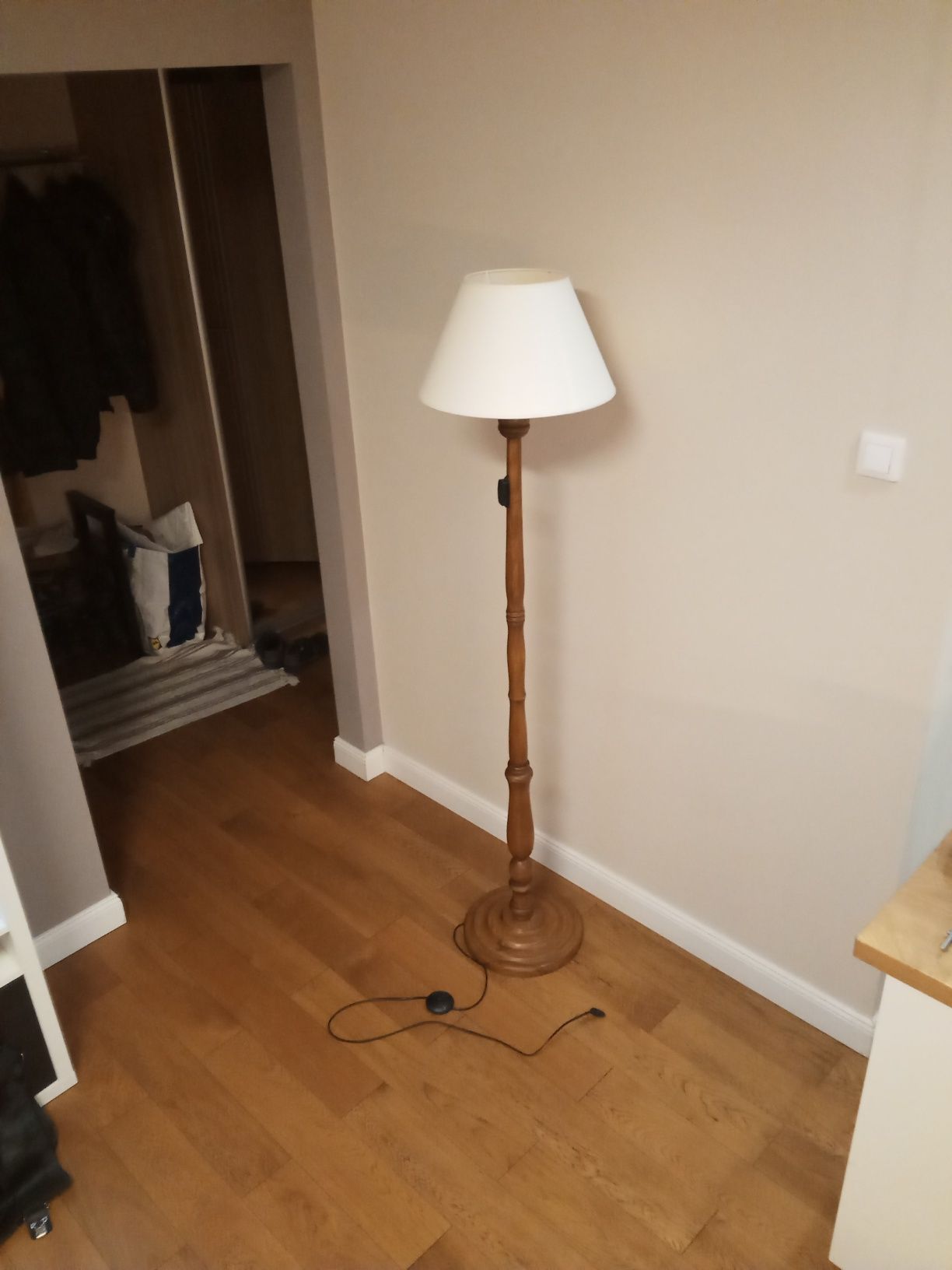 Drewniana lampa stojąca z abażurem