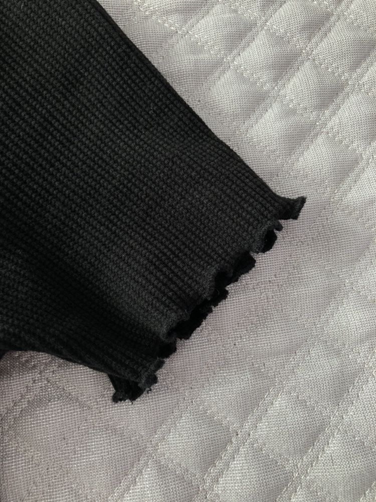 Mała czarna sukienka mini z krótkim rękawkiem z Pull&Bear