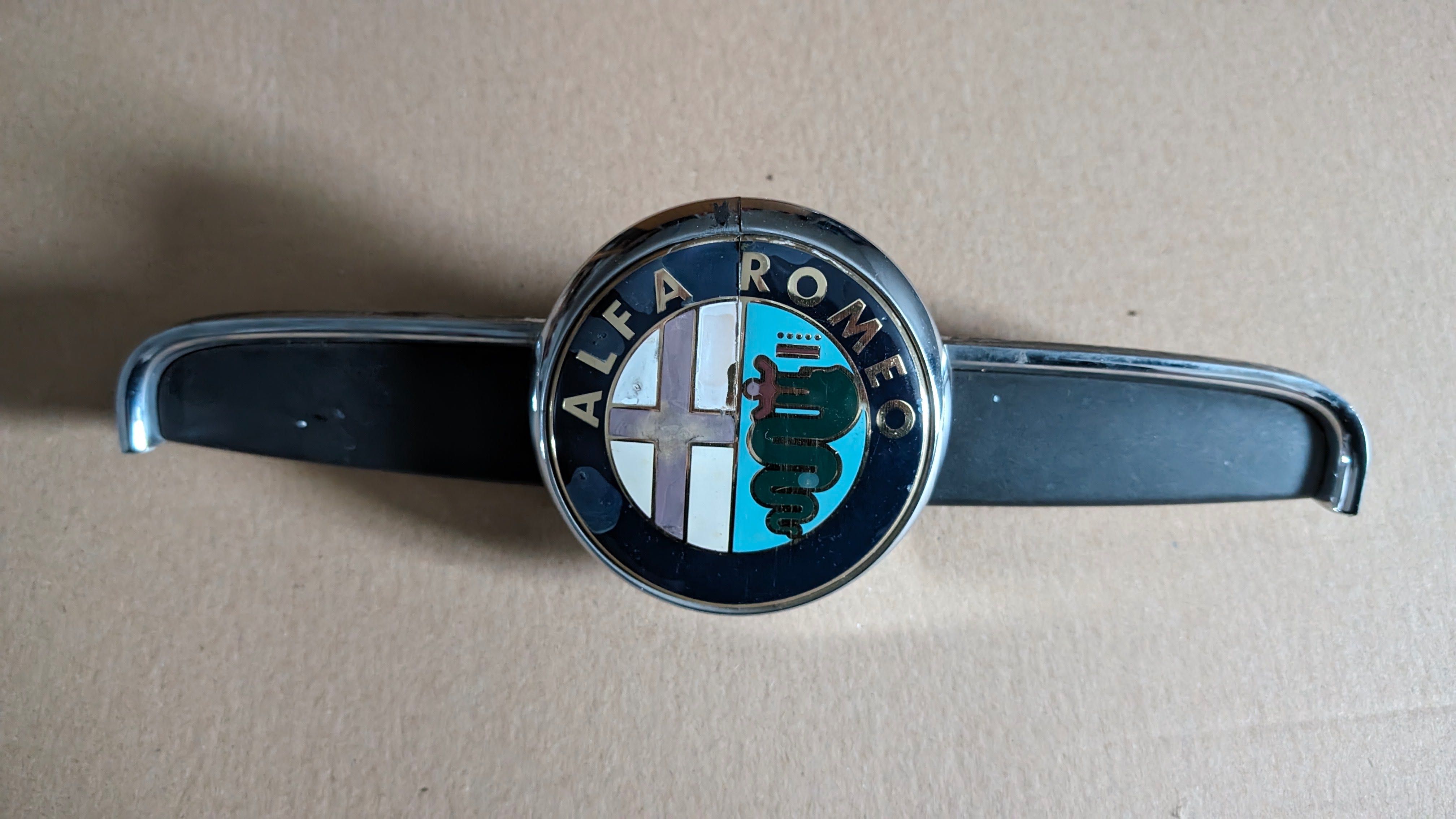 Alfa Romeo Brera Motylek emblemat na maskę