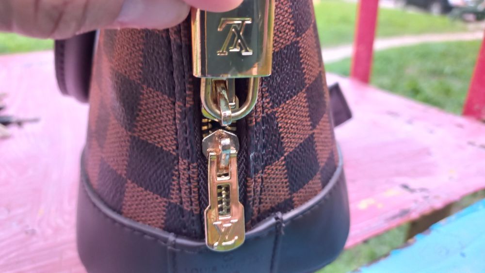 Сумка Луї Віттон Louis Vuitton з золотими аксесуарами,червона всередин