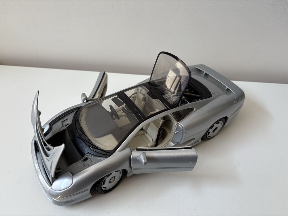 Model Jaguar XJ220 1:18 Maisto