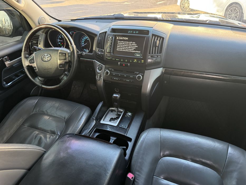 Продам ланкрузер 200