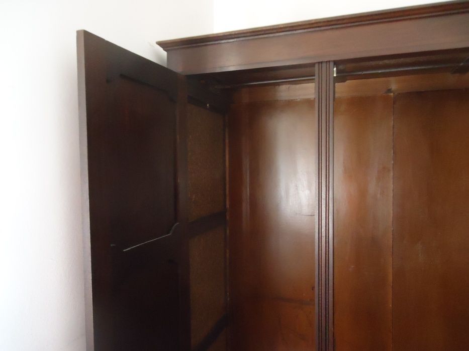 Quarto de Casal Clássico em Mogno – Estado Impecável