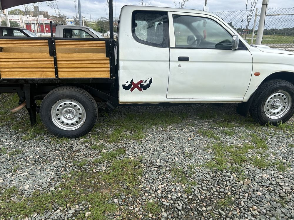 Mitsubishi L200 4x4    4 lugares