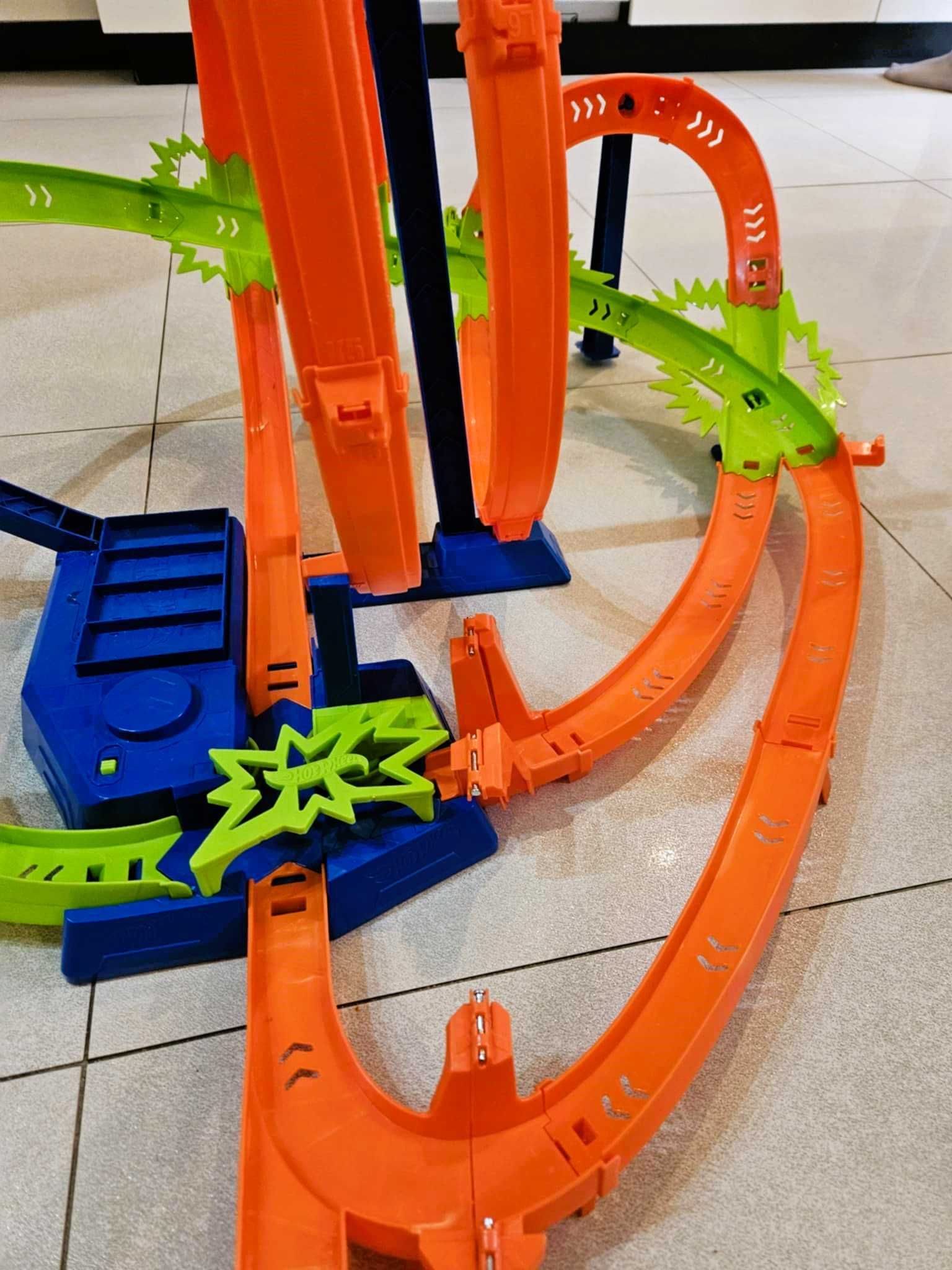 Tor dla autek Hot Wheels Epic Crash Dash - z bateriami i autkiem
