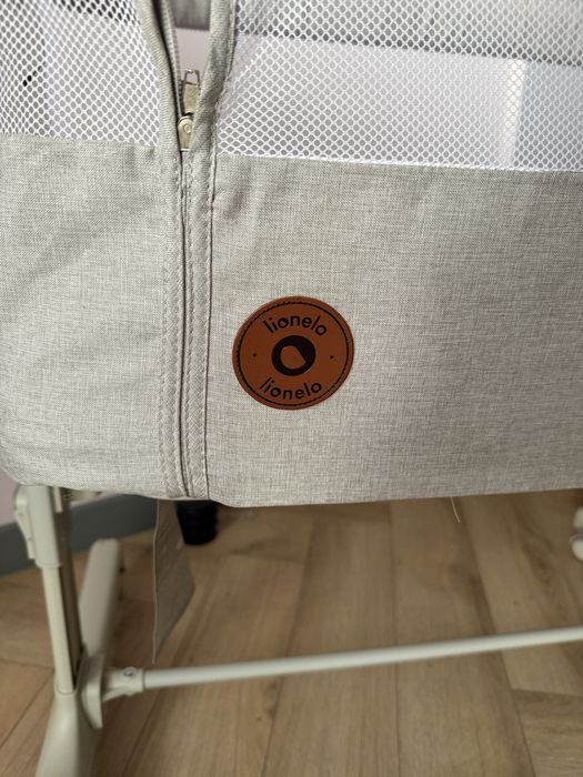Lionelo Aurora Beige Sand dostawka do łóżka z akcesoriami