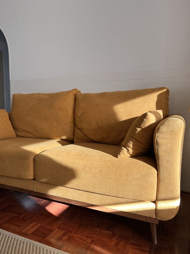 Sofa Olaf 3 lugares em tecido amarelo torrado