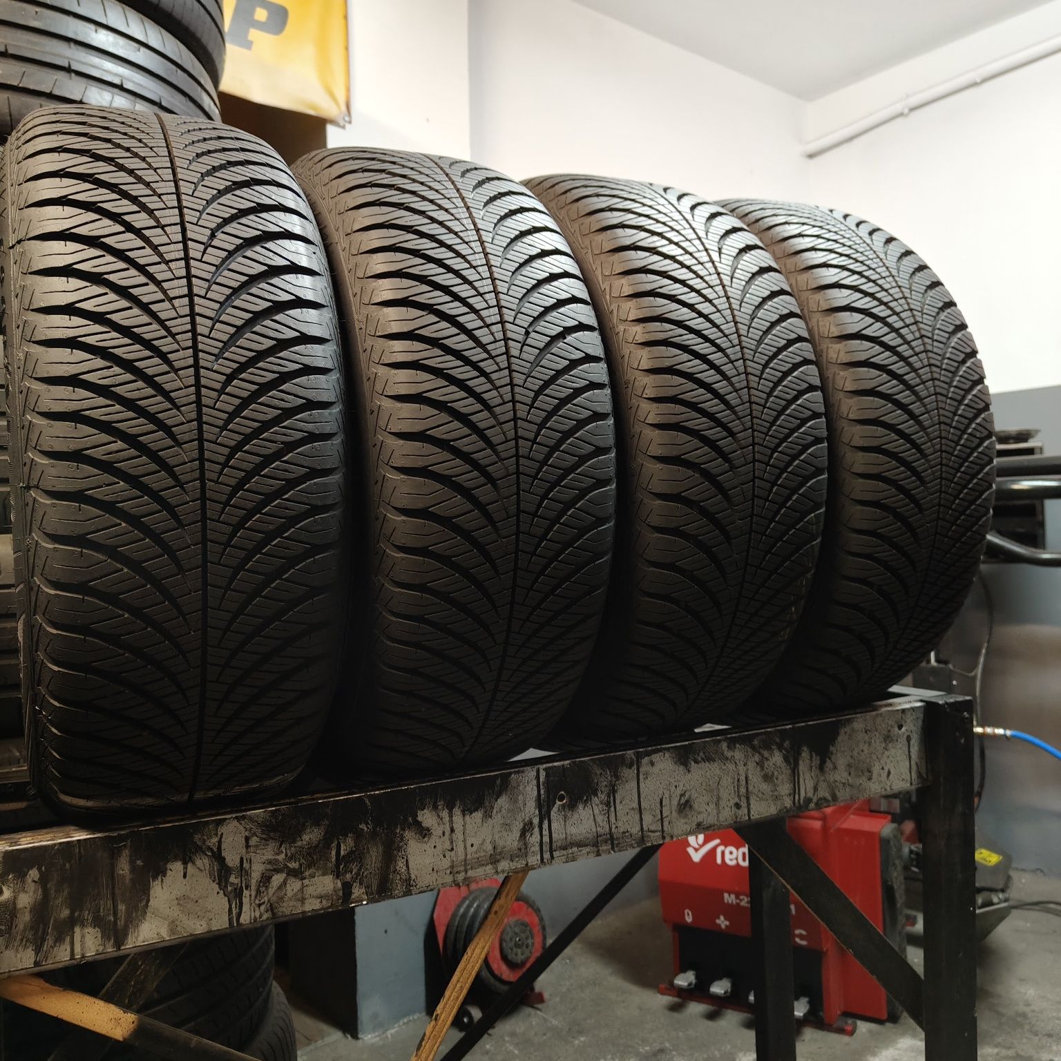 215/55/17 Sprzedam komplet opon całorocznych Goodyear