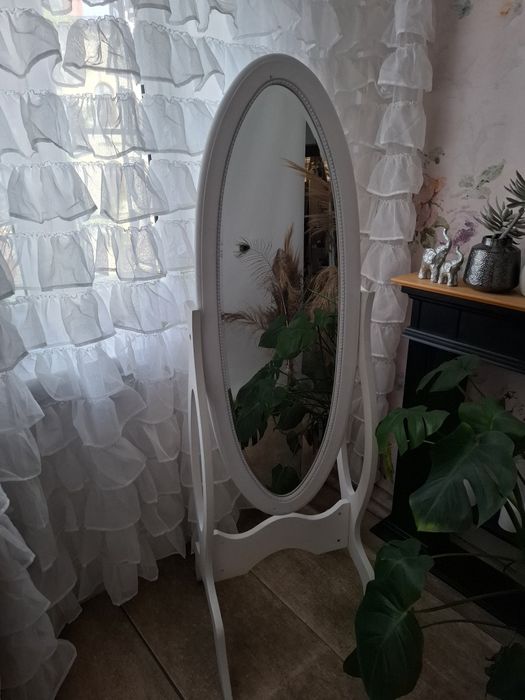 Piękne lustro na drewnianej ramie