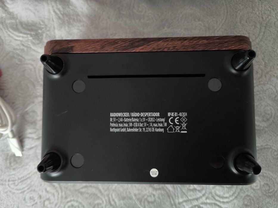 Radio DAB+ budzik, nocne oswietlenie i ladowanie bezprzewodowe USB C