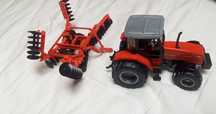 Traktor Siku + maszyna rolnicza – model kolekcjonerski 1:32 – bardzo d