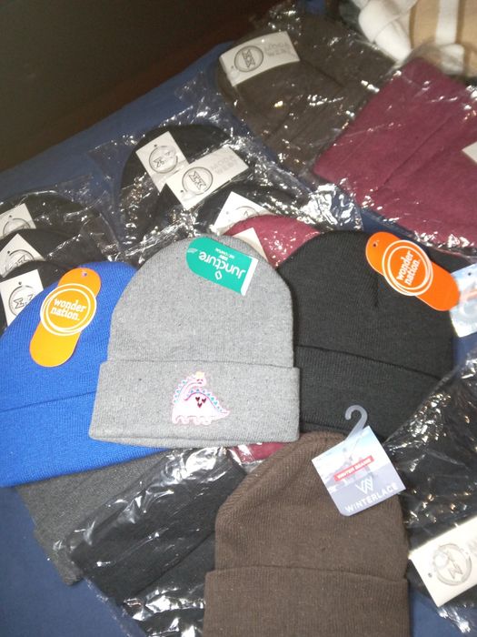 Шапки по 50 грн шт .