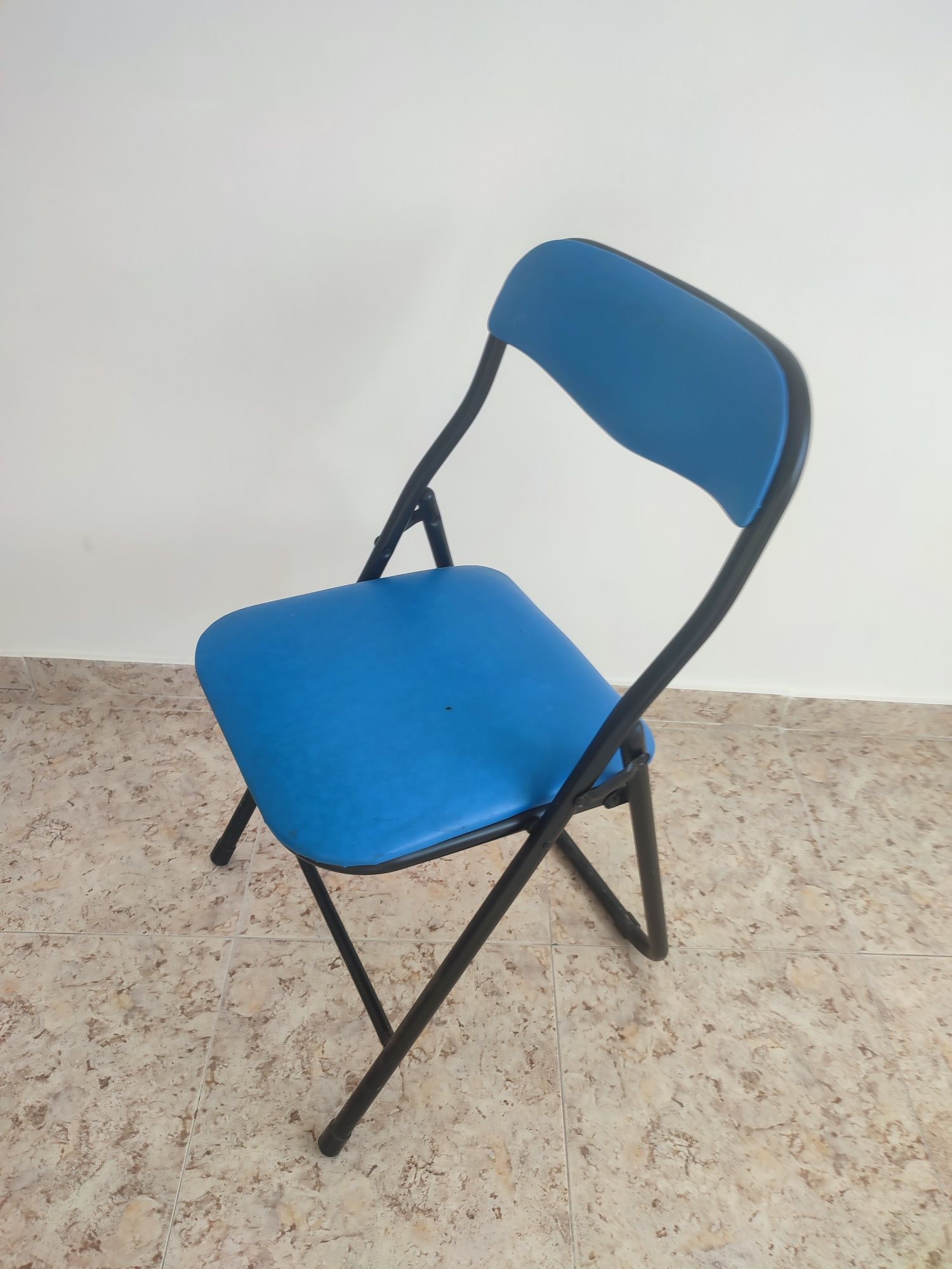 Cadeira tubular com estofado azul