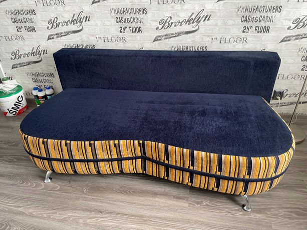 Rozkładana sofa dwuosobowa z pojemną komorą