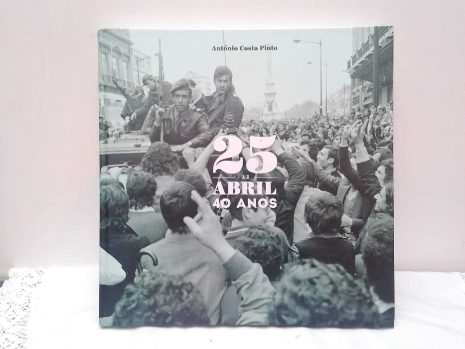 Livro dos CTT "25 Abril – 40 anos" de António Costa Pinto