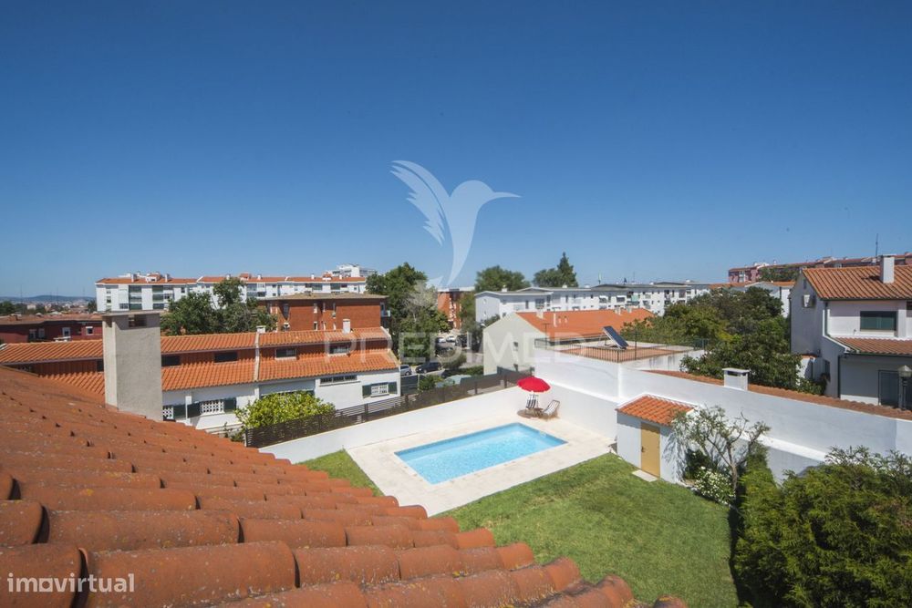 Lisboa / Olivais - Moradia Geminada T6 + 1 com Piscina