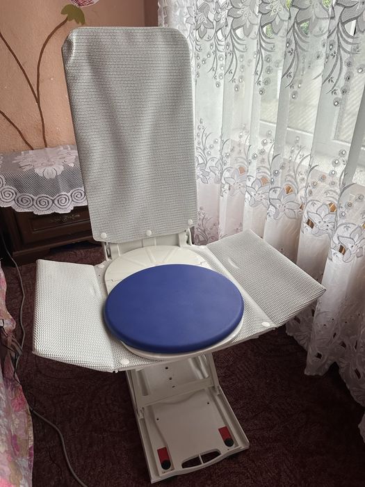 Електричний стілець для ванни та душу