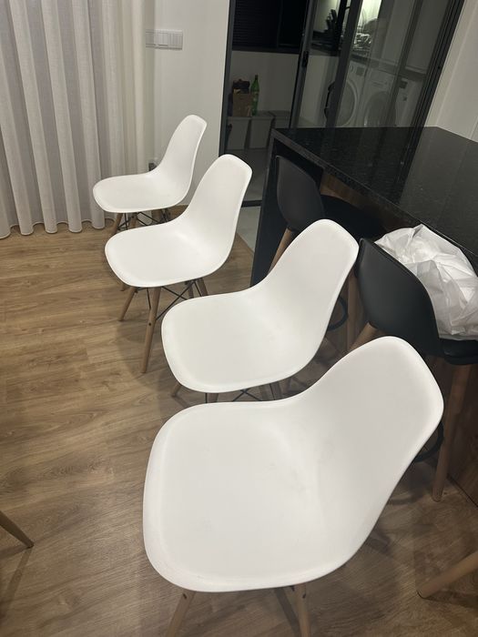 Cadeiras brancas