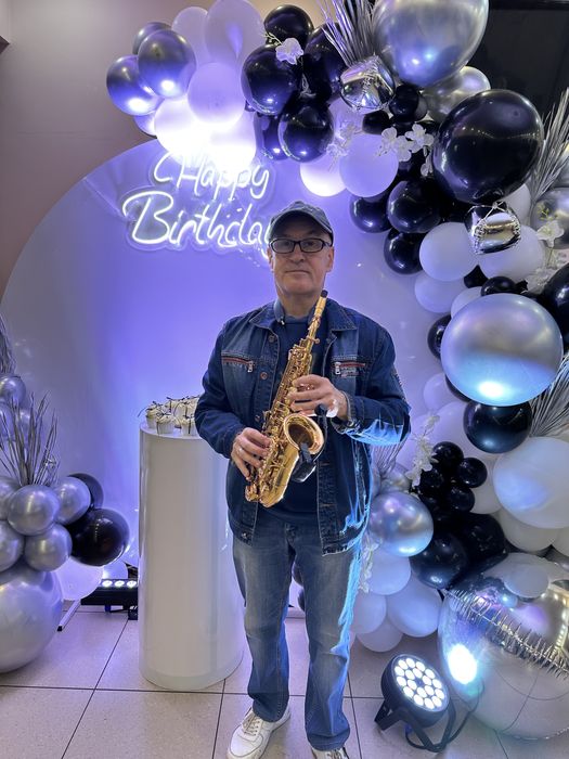 Музикант саксофоніст у місті Кременчук