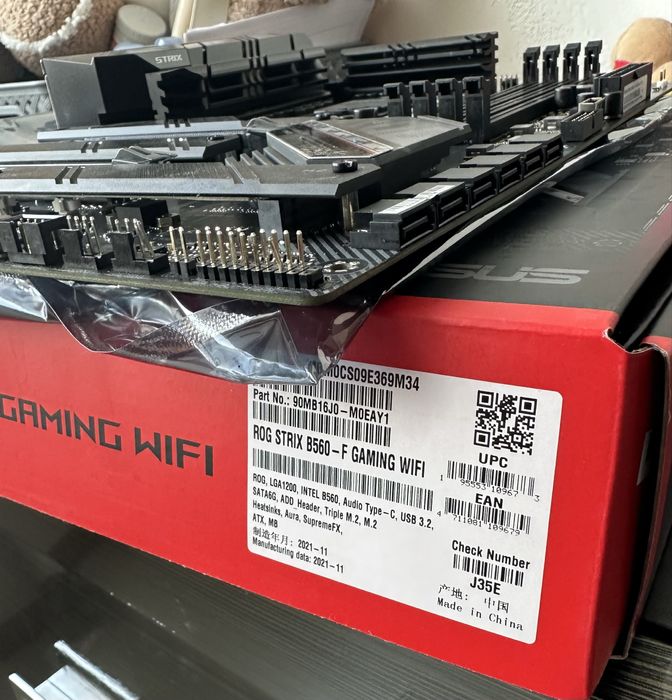 Материнська плата Asus ROG strix B560 - F Gaming WIFI