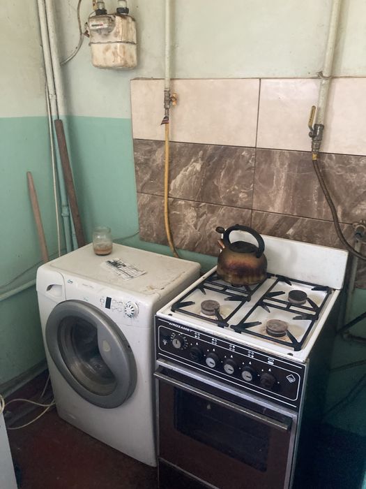 Продам кімнату в чотирьох кімнатній квартирі