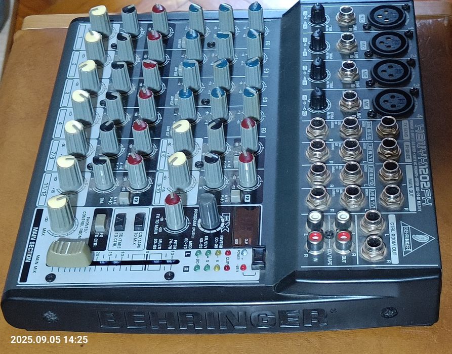 Мікшерний пульт Behringer XENYX 1202 FX