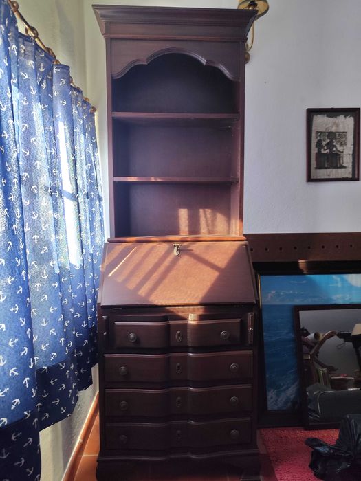 Escrivaninha em mogno para escritório, quarto ou onde se adequar.