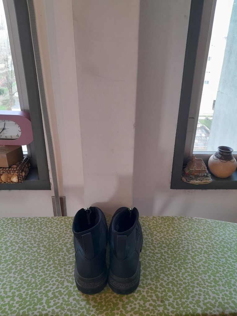 Vendo Botas de Senhora ZARA muito bonitas como novas