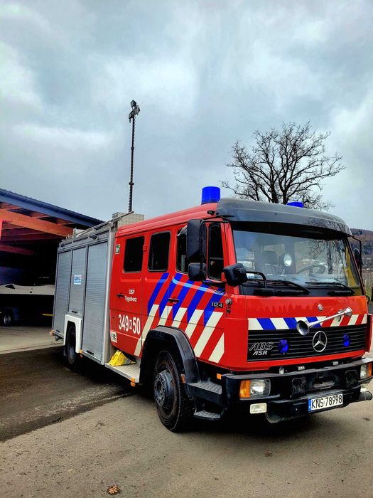 Mercedes Benz 1124 ciężarowy GBA samochód strażacki