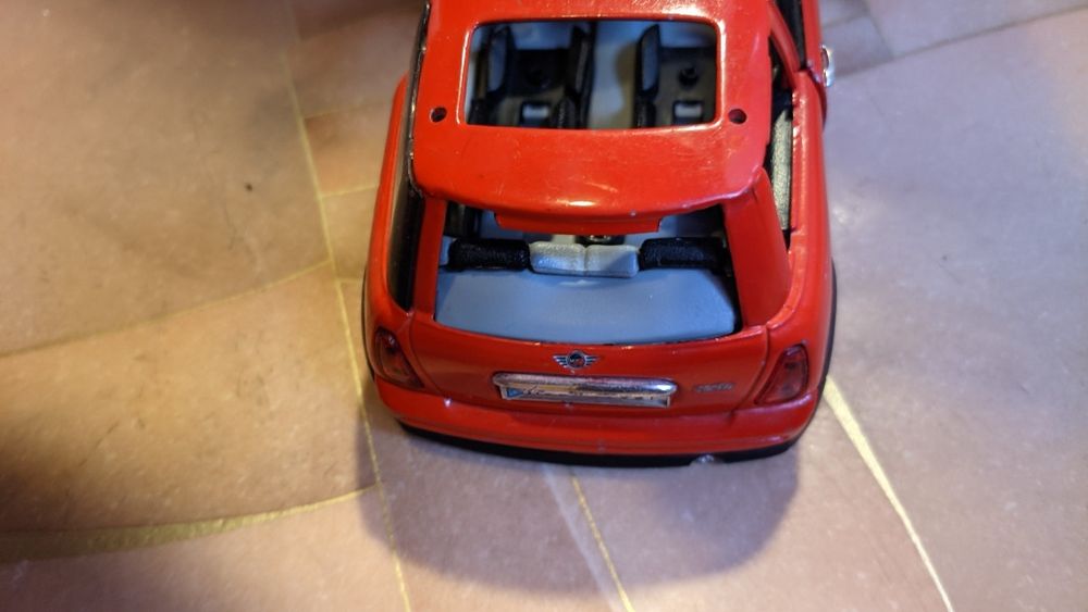 Продам модель машины Bmw Mini Cooper от Bburago,под реставрацию.