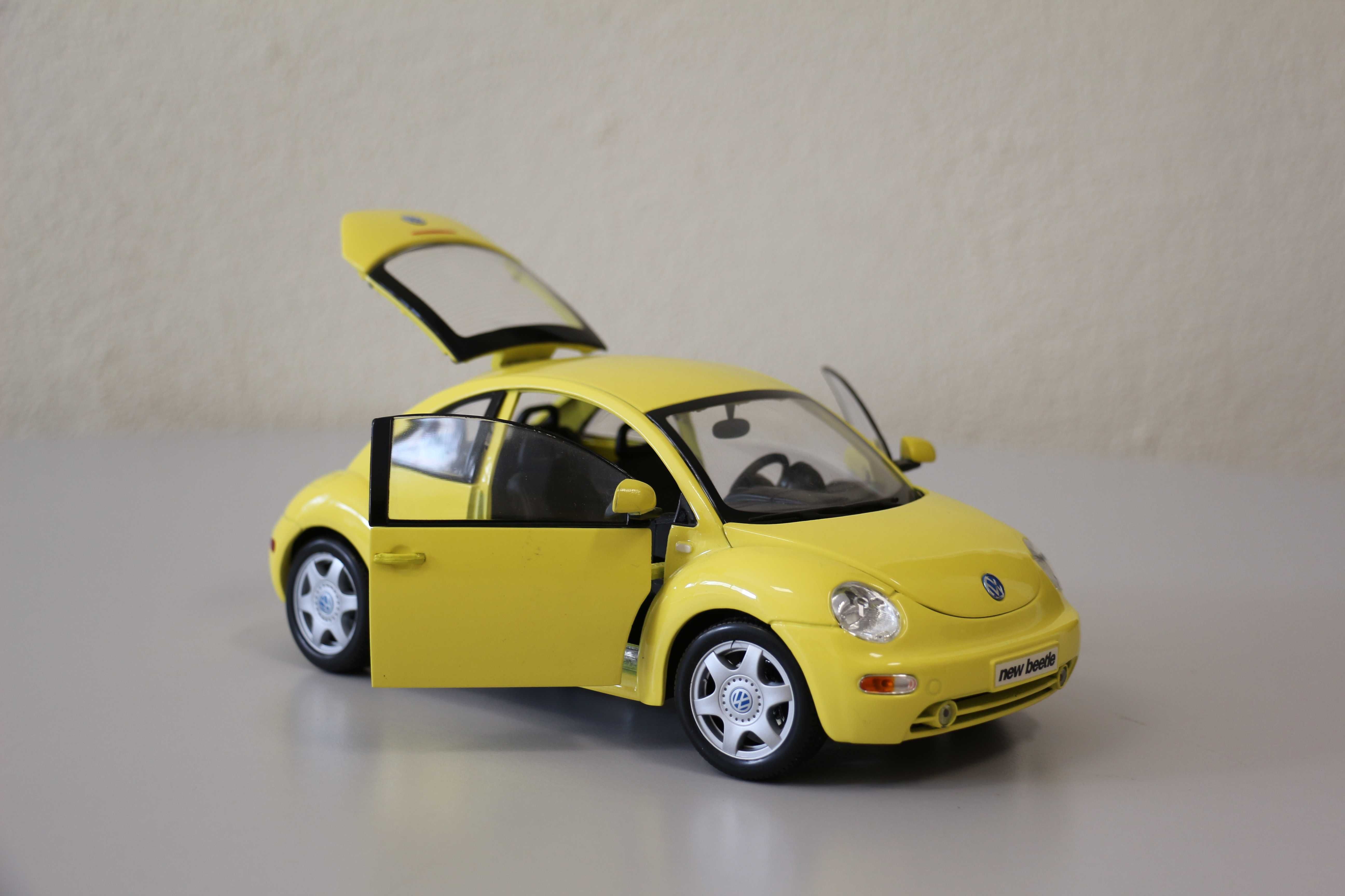 Volkswagen New Beetle amarelo Maisto 1:18