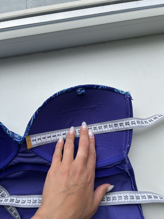 Яскравий суцільний купальник спільний злитний